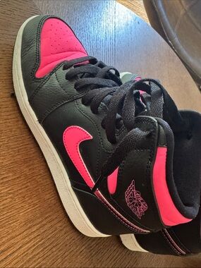Nike Black and Hot Pink Low-Top Sneakers Retro Air Jordan